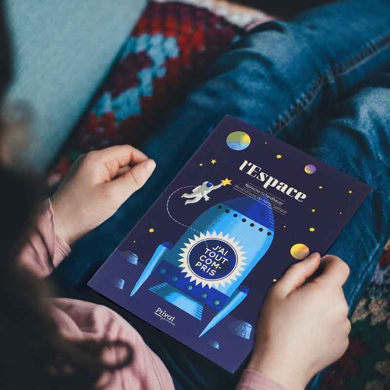 Livre "L'Espace- J'ai tout compris" avec un écusson "60 ans du CNES" offert
